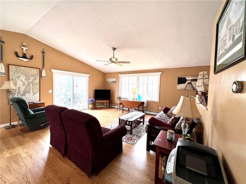 7. Single Family Homes for Sale at 45 Daniel Avenue Portsmouth, Rhode Island 02872 United States