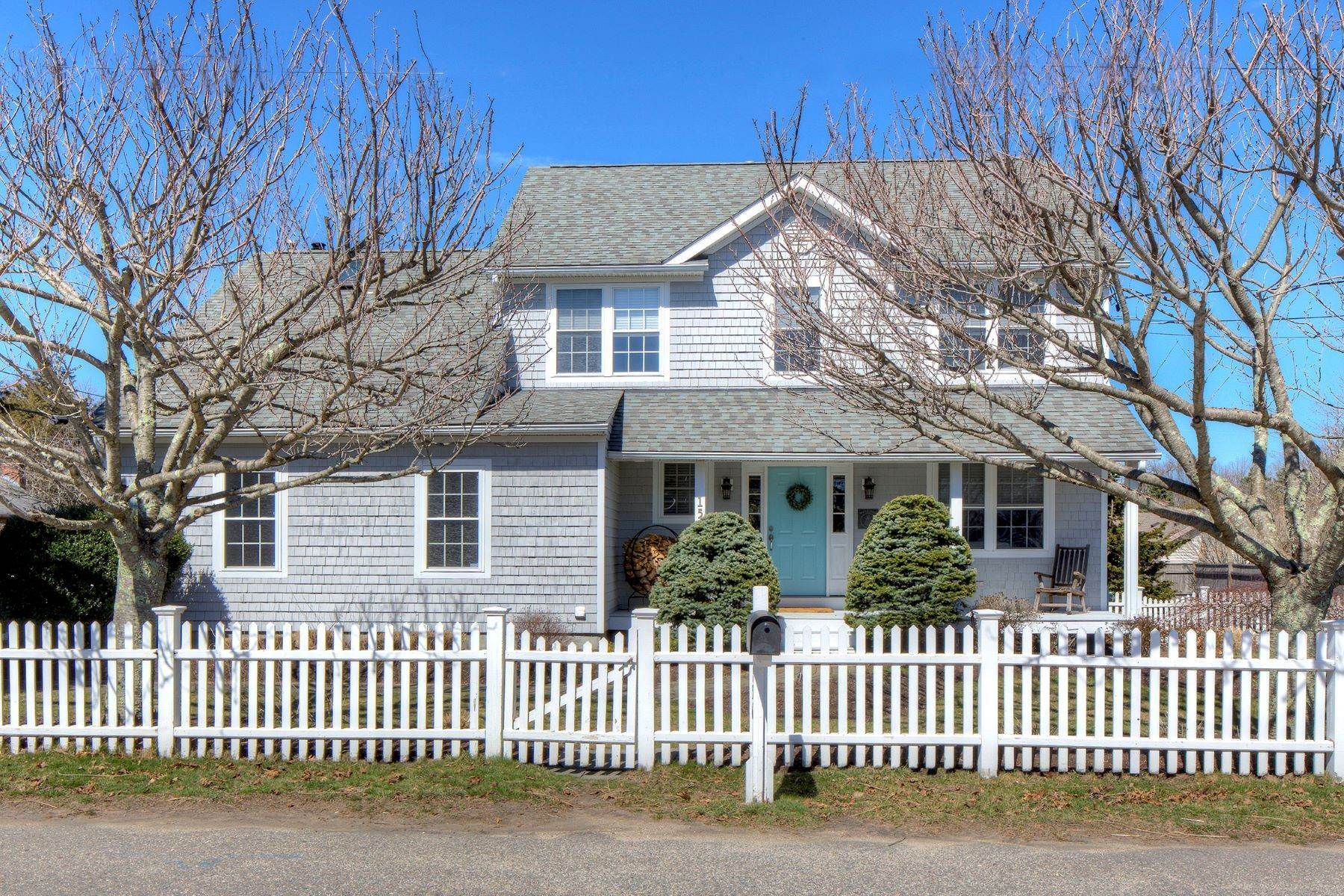 Single Family Homes por un Venta en Quidnesset Colonial 156 Mount View Avenue North Kingstown, Rhode Island 02852 Estados Unidos