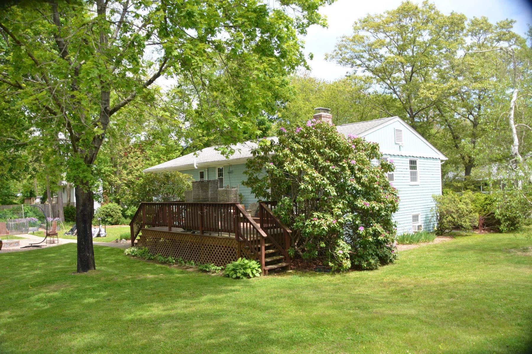 27. Single Family Homes for Sale at Wakefield Split-Level 96 Oak Street South Kingstown, Rhode Island 02879 United States