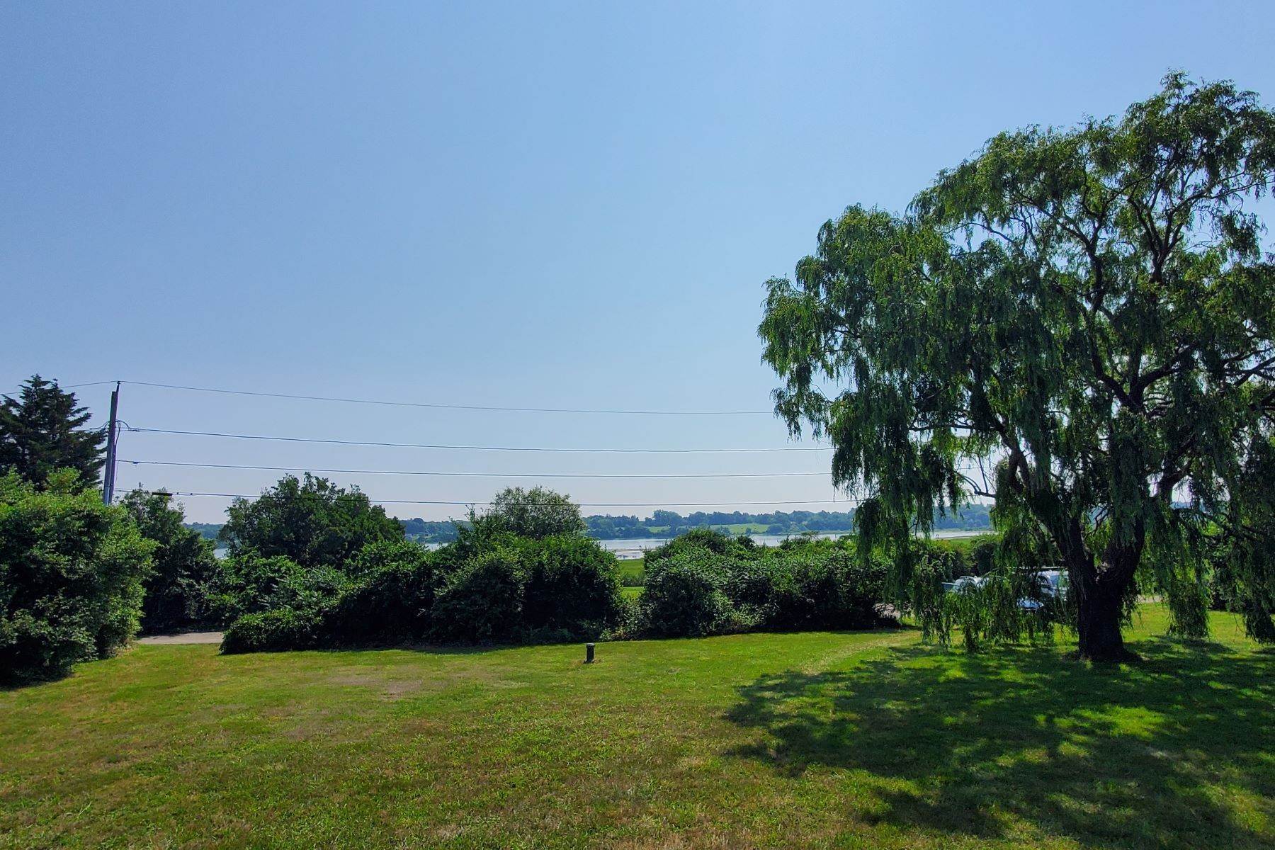 6. Single Family Homes for Sale at Beach Getaway 33 Three Rod Way Tiverton, Rhode Island 02878 United States