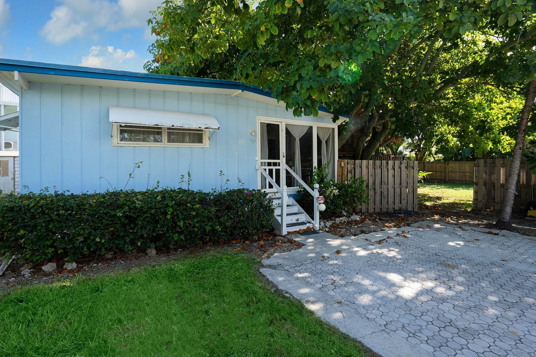 17. Single Family Homes at 107 Tavern Drive Key Largo, Florida 33070 United States