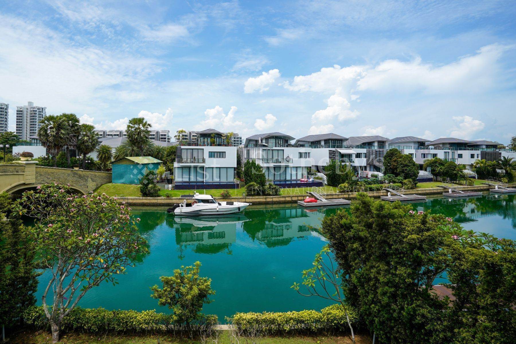 15. Single Family Homes at Singapore Cove Drive Central Region 098178 Singapore