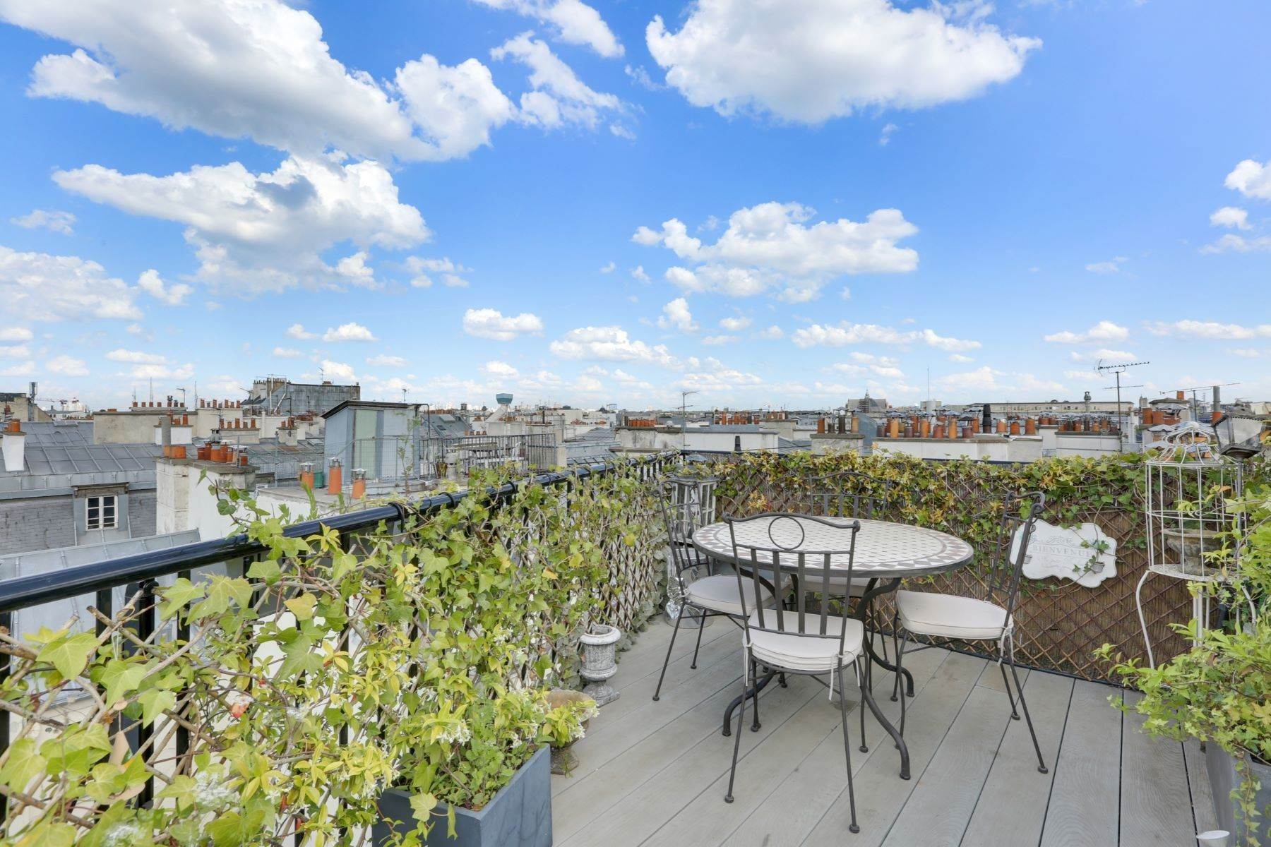 Duplex Homes 为 销售 在 Bright Penthouse as a mansion with roof top and vast living area in Paris 1st Paris, 法兰西岛 75001 法国