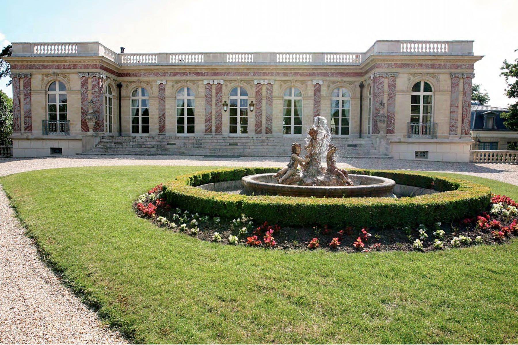 Single Family Homes por un Venta en Magnificent Palais in 'Le Vésinet' Le Vesinet, Ile-De-France 78110 Francia