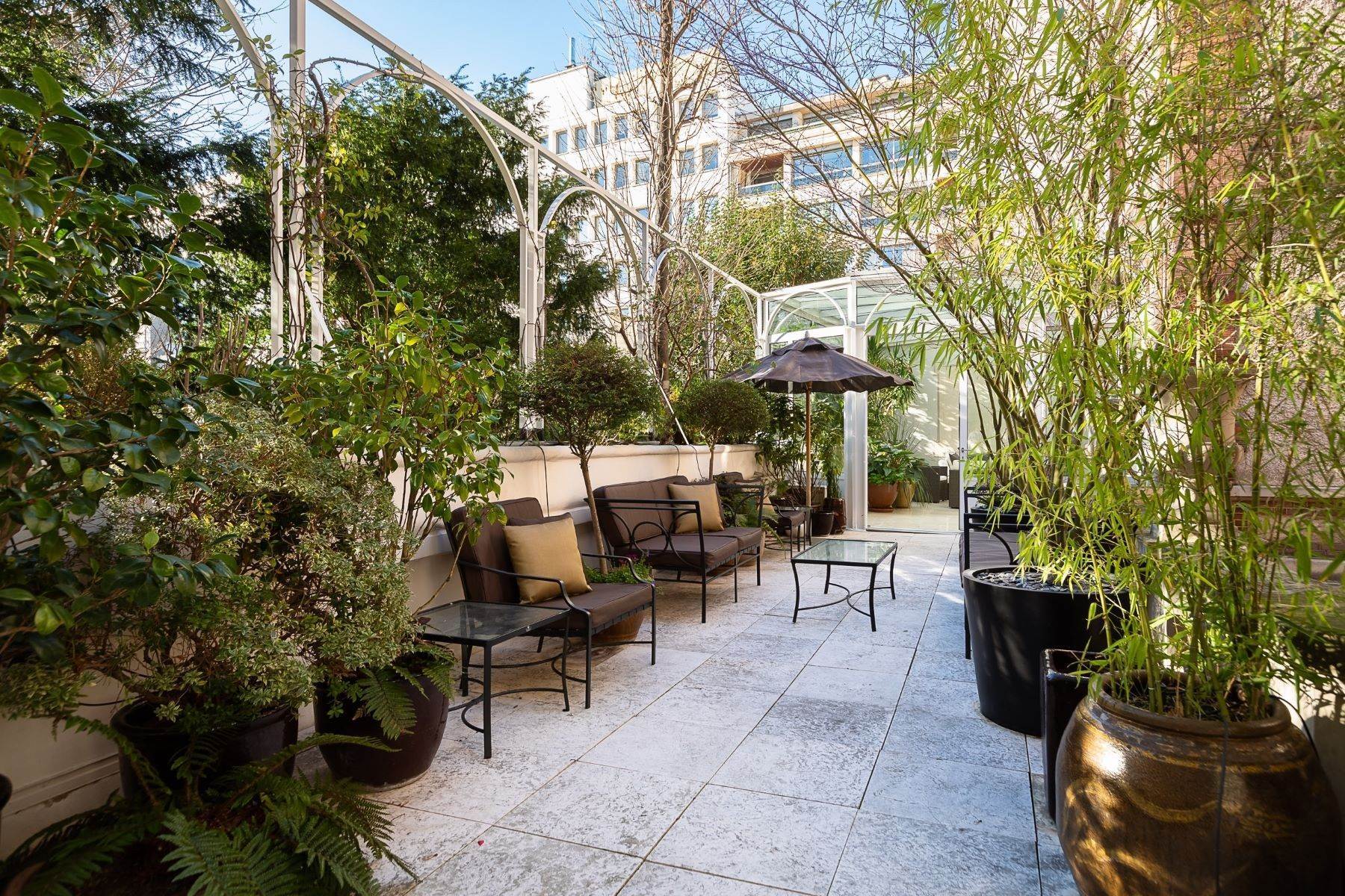 Apartments por un Venta en Property with terrace and winter garden in Paris Paris, Ile-De-France 75008 Francia